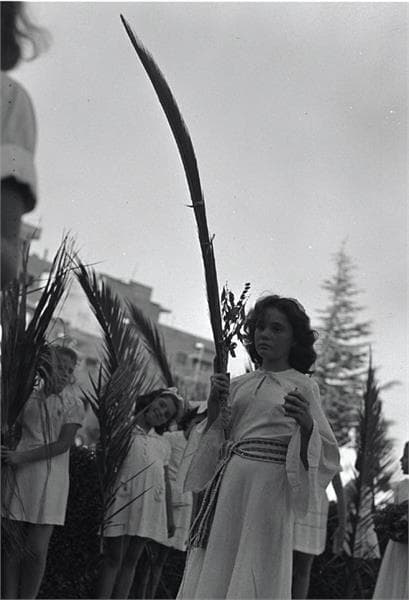 נערה צעירה עם ארבעת המינים במסגרת חגיגת "דגל ירושלים", 1947
