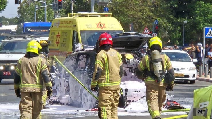 הזירה בלה גווארדיה (צילום: סער הס) רכב נשרף ברחוב לה גווארדיה בתל אביב