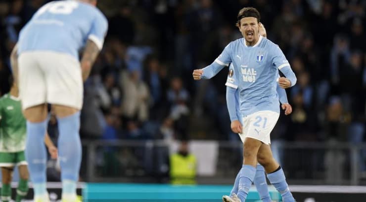 לאסה ג'ונסן מעיר את הקבוצה שלו אחרי השער שכבש