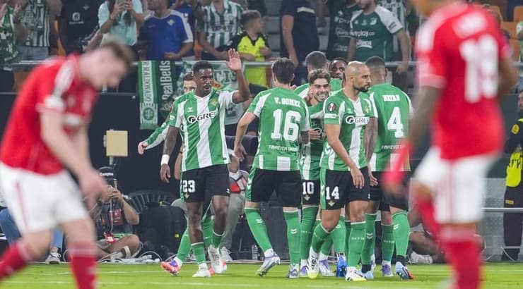 שחקני בטיס חוגגים שוויון דרמטי