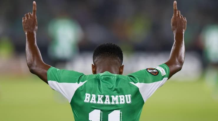 סדריק בקאמבו חוגג את שער היתרון של בטיס