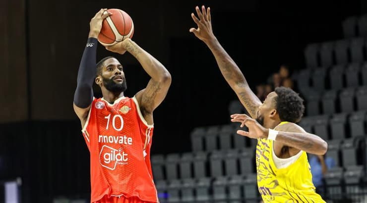 אלייז'ה צ'יילדס זורק (לילך וויס-רוזנברג) אלייז'ה צ'יילדס זורק