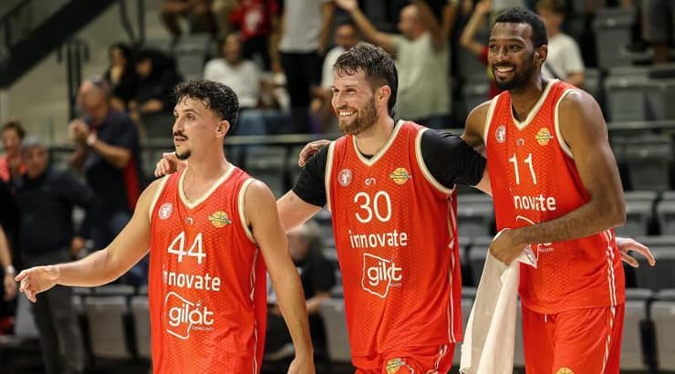 שחקני הפועל העמק מאושרים (לילך וויס-רוזנברג) שחקני הפועל העמק מאושרים