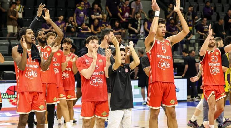 שחקני הפועל העמק מודים לקהל (לילך וויס-רוזנברג) שחקני הפועל העמק מודים לקהל