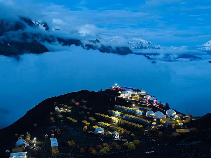 המחנה בשעת שקיעה