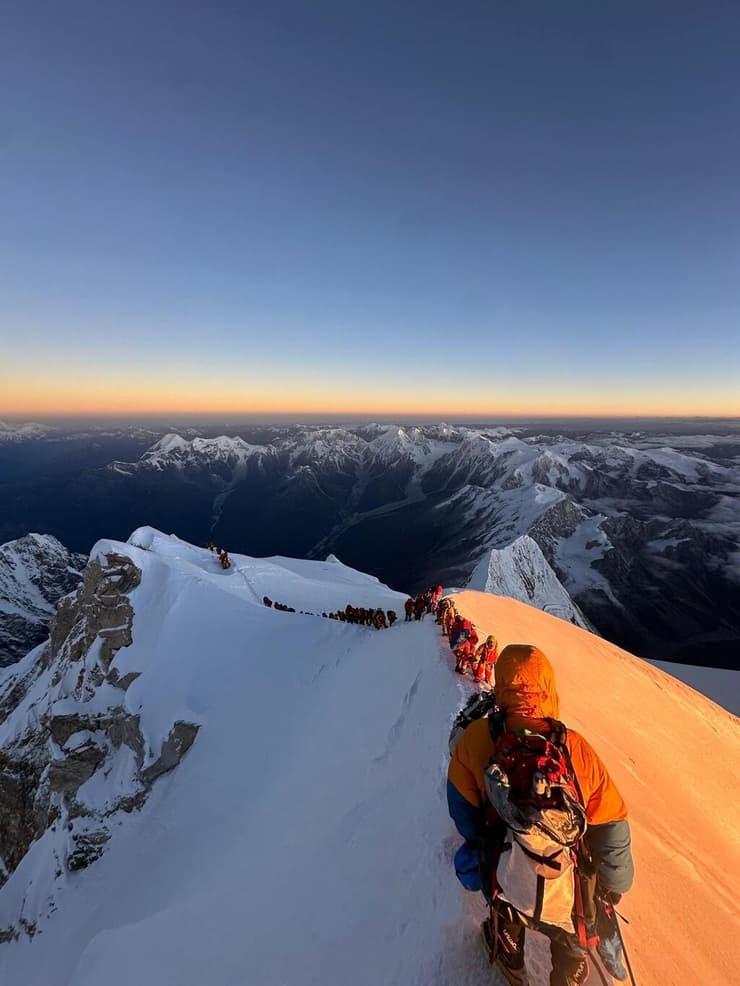 כמו באוורסט, פקק בדרך לפסגה