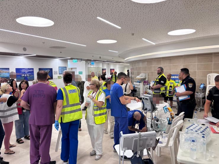 פצועים מפגיעת הכטב"מ מפונים לבית חולים יוספטל, אילת 