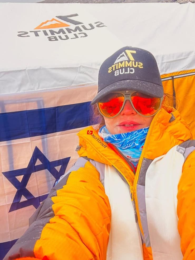 דניאל וולפסון מטפסת על המאנסלו