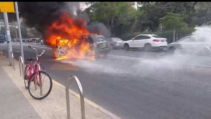 הרכב עולה באש בתל אביב (צילום: תיעוד מבצעי מד"א) רכב נשרף ברחוב לה גווארדיה בתל אביב