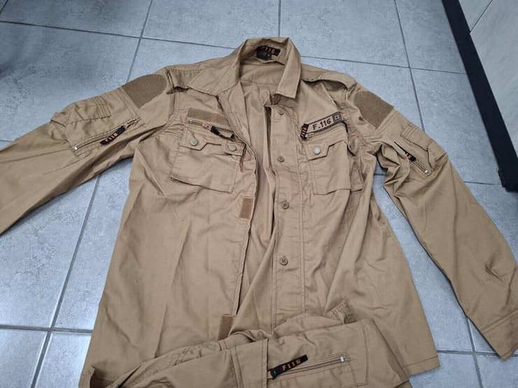 מסמכים מזוייפים ומדי משטרה מזוייפים שבהם השתמשו הנוכלים 