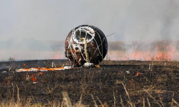 מדע חם מהחלל: קפסולת בעלי החיים של ניסוי Bion-M No. 2 מיד לאחר הנחיתה בערבות אורנבורג, וכיבוי שריפת קוצים קטנה שהחללית הציתה