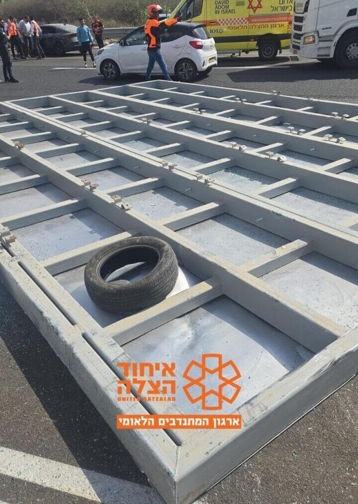 שלט החוצות על הכביש, אחרי התאונה (צילום: איחוד והצלה) זירת תאונת הדרכים בכביש 5, בין מינבוס למשאית