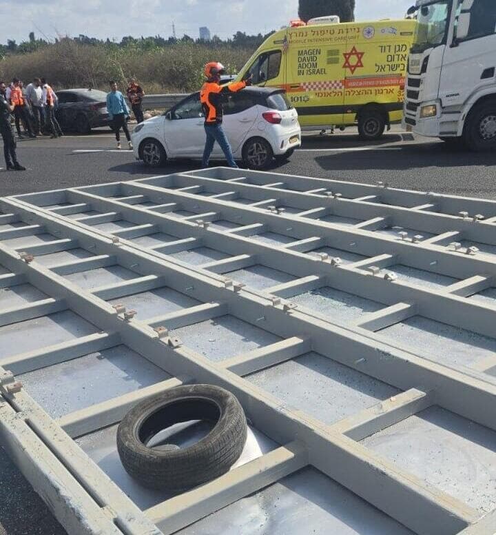 שלט החוצות על הכביש לאחר התאונה (צילום: איחוד והצלה) זירת תאונת הדרכים בכביש 5, בין מינבוס למשאית