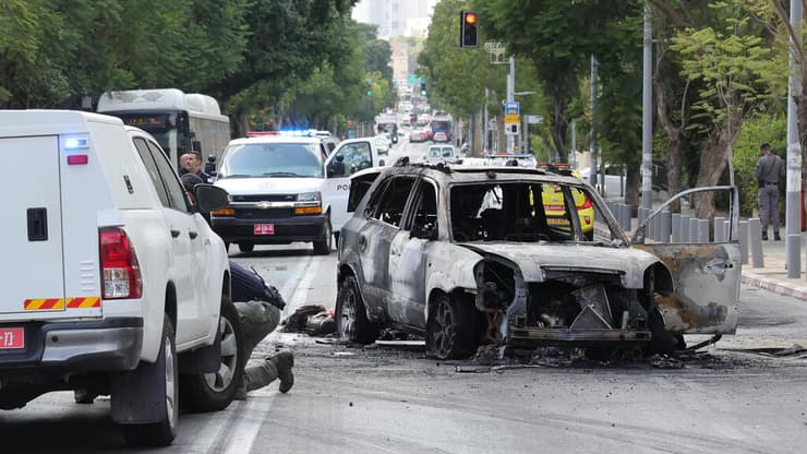 הרכב השרוף בתל אביב (צילום: עוז מועלם) רכב נשרף ברחוב לה גווארדיה בתל אביב