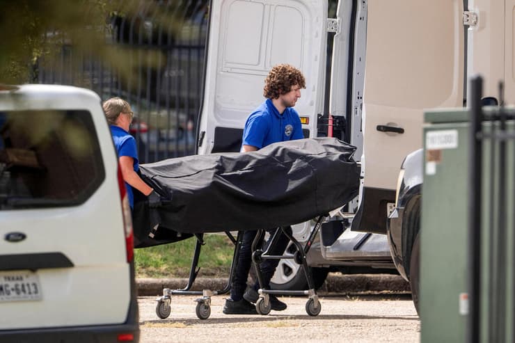 ארה"ב טקסס לשכת ICE שבה אירע הירי הקטלני פינוי גופת היורה