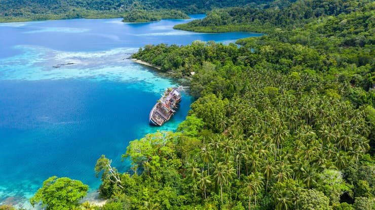 ספינה חצי-טבועה במפרץ רודריק שבאיי שלמה