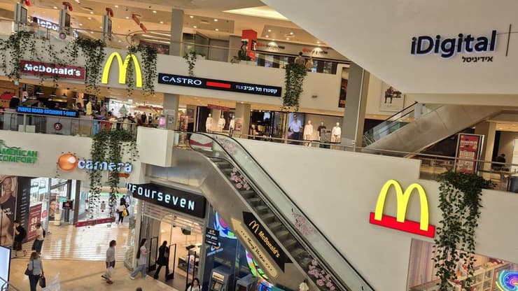 גם רשתות גדולות נמצאות בסנטר (צילום: מירב קריסטל) רשתות גדולות בסנטר