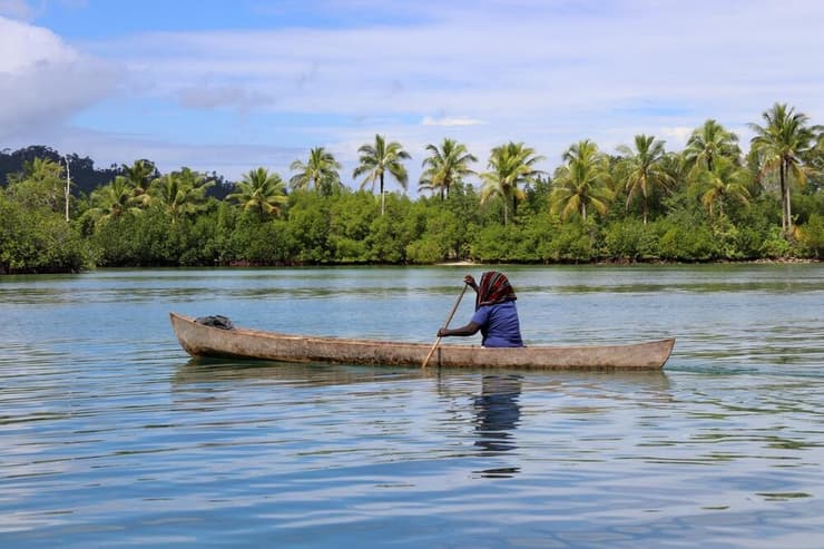 אישה חותרת בלגונת מרובו