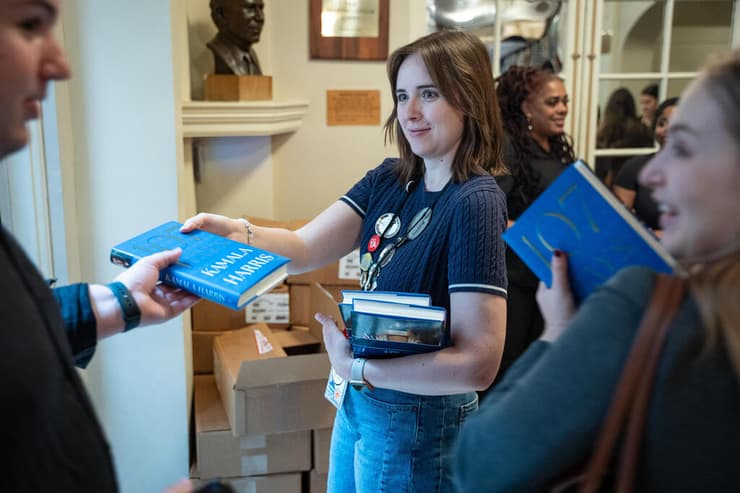 קמלה האריס עונה על שאלות בנושא המלחמה בעזה, בזמן ראיון על ספרה בטיימס סקוור