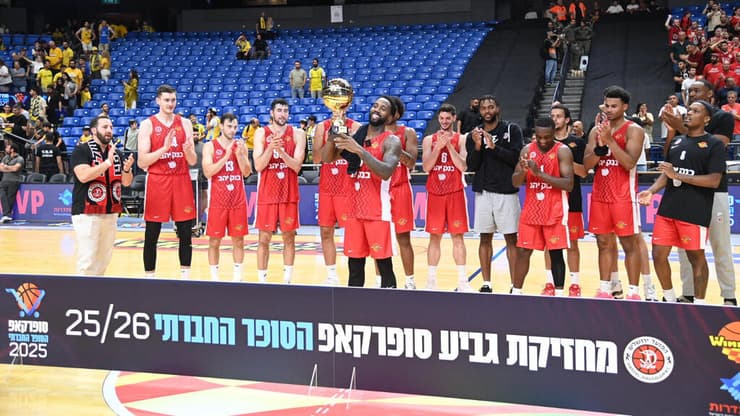 שחקני הפועל ירושלים חוגגים את הזכייה בסופרקאפ (צילום: יאיר שגיא) שחקני הפועל ירושלים חוגגים את הזכייה בסופרקאפ