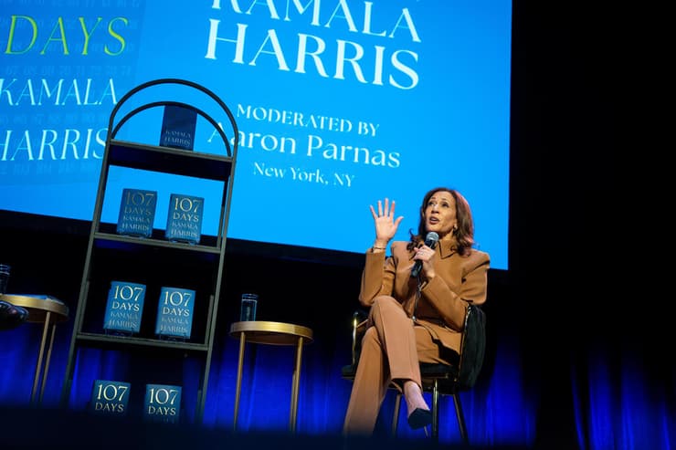 קמלה האריס עונה על שאלות בנושא המלחמה בעזה, בזמן ראיון על ספרה בטיימס סקוור