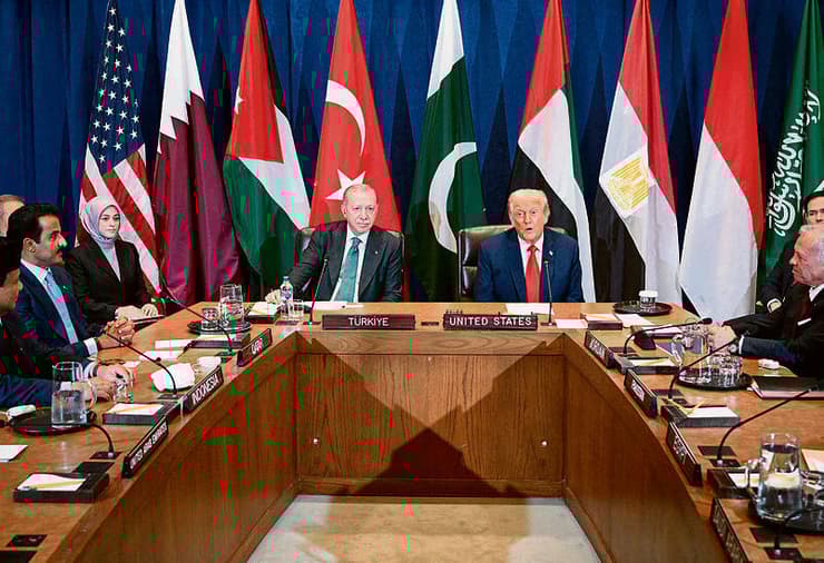 טראמפ עם מנהיגי העולם הערבי והמוסלמי בניו־יורק השבוע. סביר שסיפוח לא יוביל לקריסת כל הסכמי הנורמליזציה | צילום: אי-אף-פי, BRENDAN SMIALOWSKI yk14527267