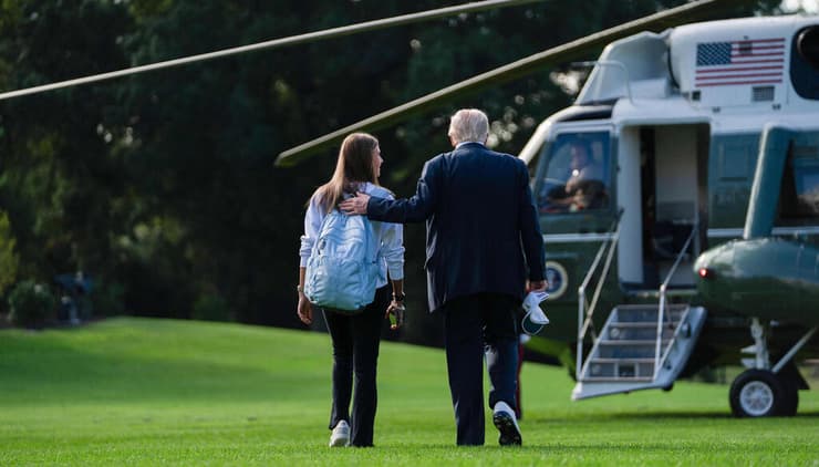 עם הנכדה קאי בדרך למסוק הנשיאותי "מארין 1", 26 בספטמבר