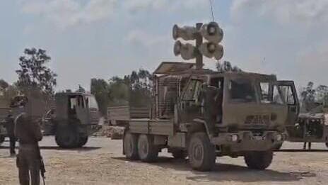 משאית עם הרמקולים בדרך לגבול עזה להשמיע את נאום נתניהו באו"ם