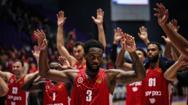 קרינגטון והחברים מודים לקהל (צילום: עוז מועלם) קרינגטון