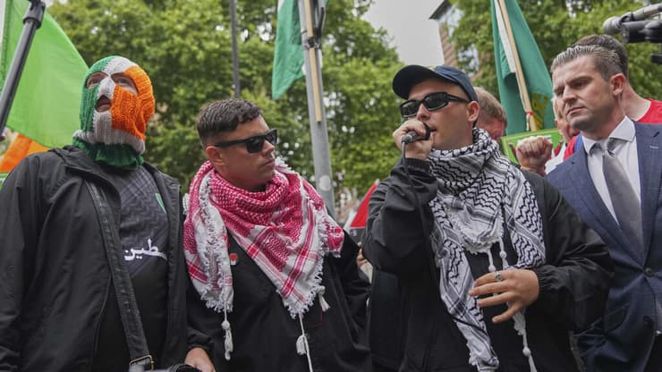 ליאם או'האנה בעצרת תמיכה בו מחוץ לביץ המשפט בלונדון