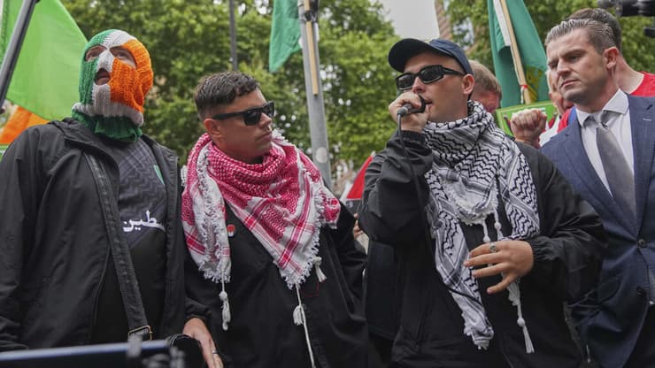 ליאם או'האנה נואם בעצרת תמיכה בו מחוץ לביץ המשפט, מוקדם יותר השבוע (צילום: AP) ליאם או'האנה בעצרת תמיכה בו מחוץ לביץ המשפט בלונדון