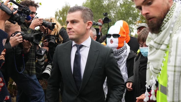 בדרך למשפט היום בלונדון (צילום: AP) בדרך למשפט בלונדון