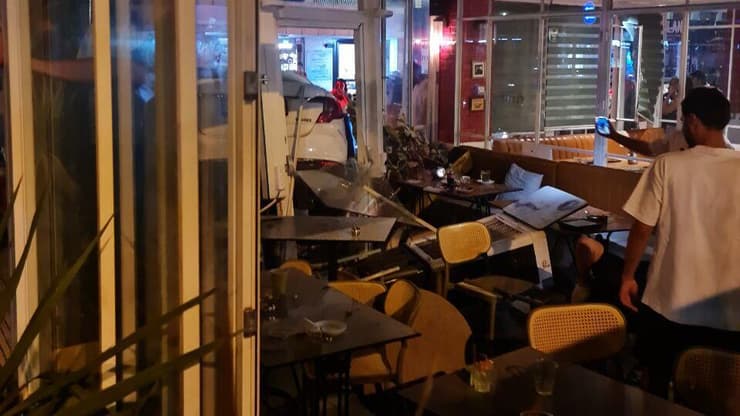 צילום: חן איטח רכב התנגש בבית קפה "לנדוור" בקריית מוצקין