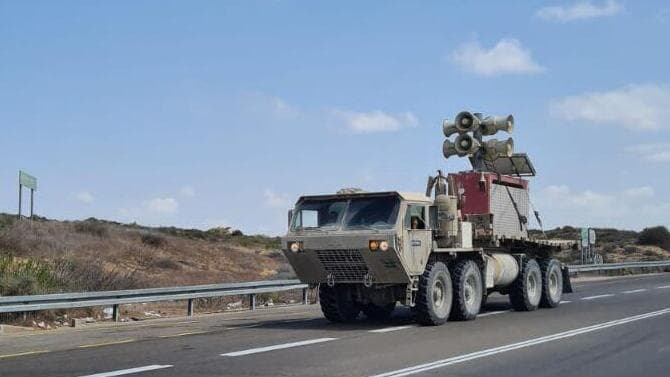 משאית עם הרמקולים בדרך לגבול עזה להשמיע את נאום נתניהו באו"ם