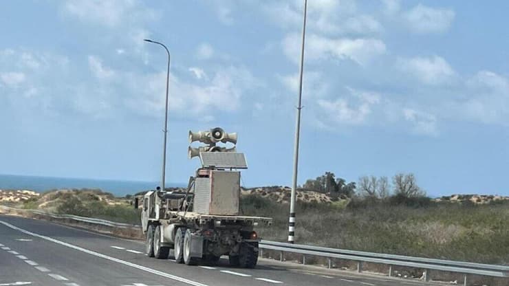 משאית עם הרמקולים בדרך לגבול עזה להשמיע את נאום נתניהו באו"ם