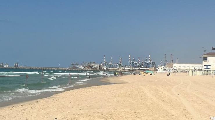 מתרחצים בחוף ים באשדוד בזמן החיפושים אחר הכריש (צילום: גדי קבלו) מתרחצים בחוף ים באשדוד בזמן החיפושים אחר הכריש
