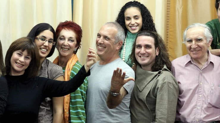 מוני אמריליו (שני מימין) עם שמרית אור, נורית הירש ועוד מוזיקאים, מלחינים ופזמונאים