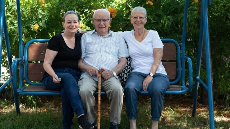 דב שטרמר ביום הולדתו ה-95, עם שתי בנותיו ורדה ומרים