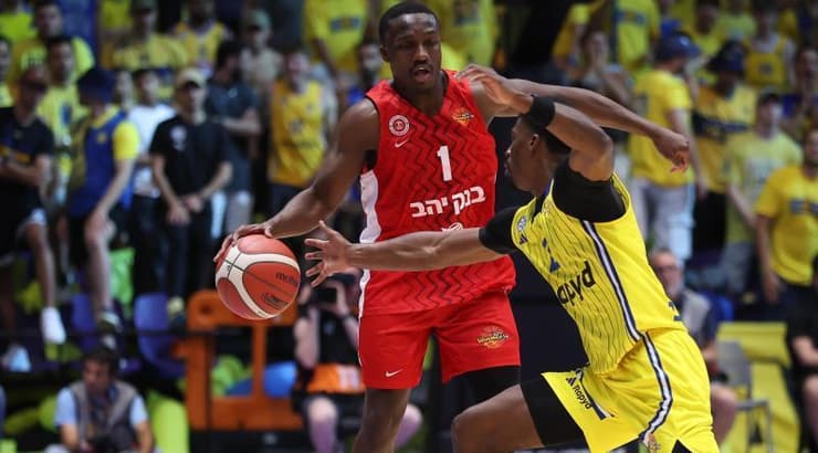 ג'ימי קלארק מנסה לחטוף לג'ארד הארפר