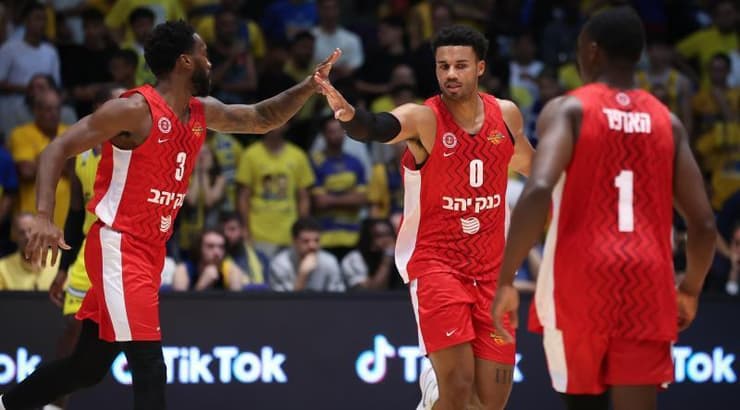 שחקני הפועל ירושלים חוגגים