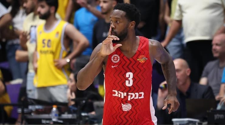 קאדין קרינגטון משתיק את הקהל