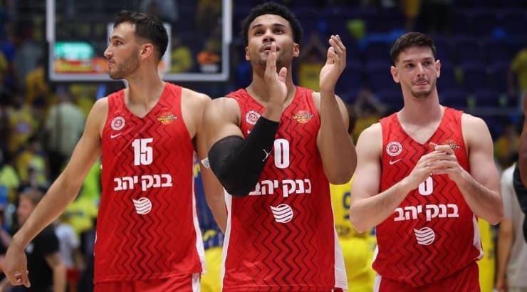 שחקני הפועל ירושלים שמחים