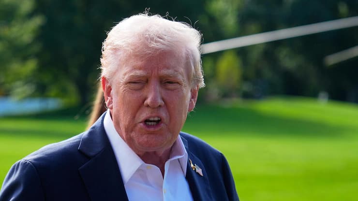 טראמפ. "זה המאני-טיים" (צילום: AP Photo/Julia Demaree Nikhinson) דונלד טראמפ ממריא לניו יורק