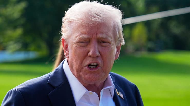 טראמפ. "זה המאני-טיים" (צילום: AP Photo/Julia Demaree Nikhinson) דונלד טראמפ ממריא לניו יורק