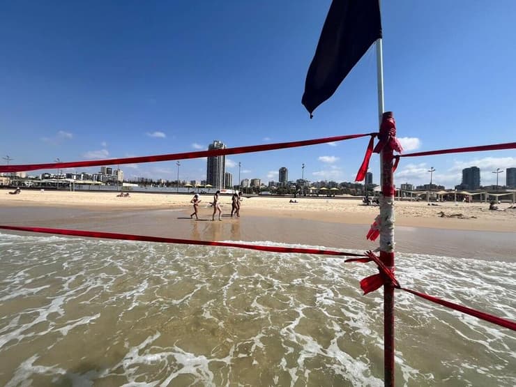 צילום: גדי קבלו חוף ים באשדוד שנסגר בסרט בזמן החיפושים אחר הכריש