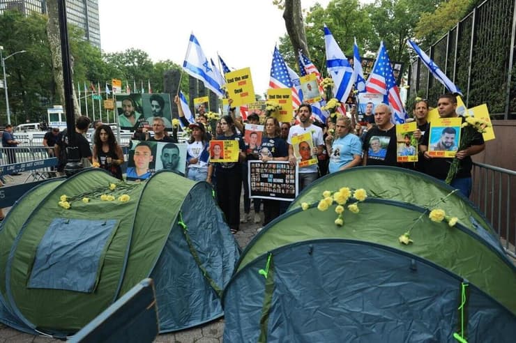 משפחות חטופים מחוץ לבניין האו"ם