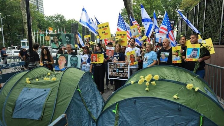 משפחות חטופים מחוץ לבניין האו"ם