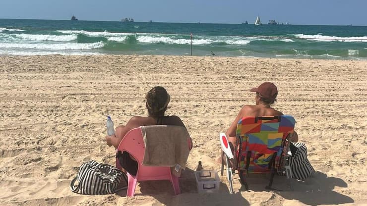 אין פאניקה. יושבים בחוף באשדוד אחרי הסגירה (צילום: גדי קבלו) מתרחצים בחוף ים באשדוד בזמן החיפושים אחר הכריש