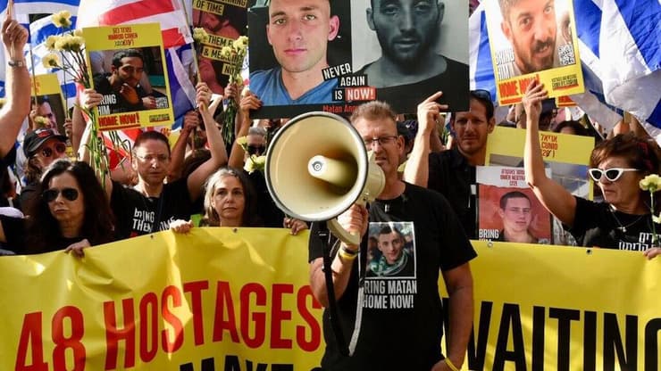 משפחות חטופים מחוץ לבניין האו"ם