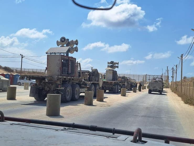 משאית עם הרמקולים בדרך לגבול עזה להשמיע את נאום נתניהו באו"ם